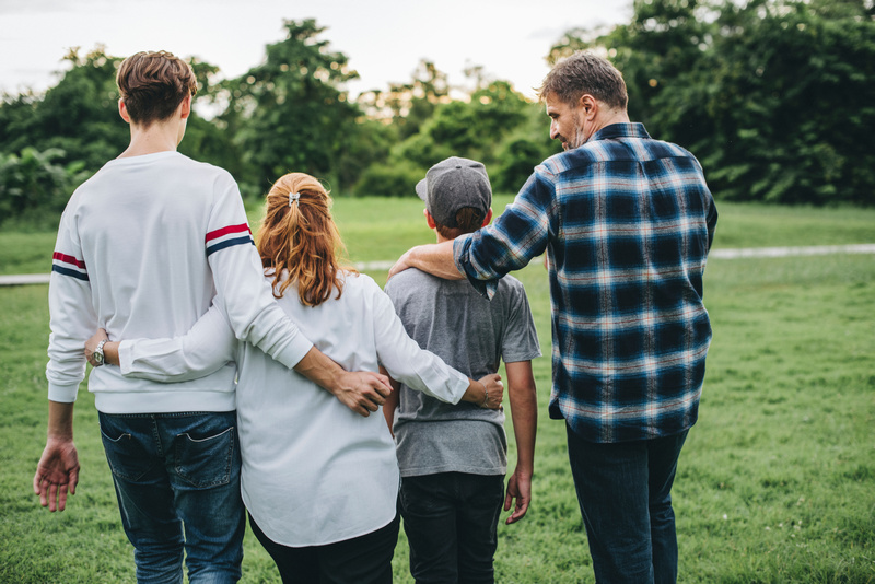 Rodzina z dziećmi spacerująca po parku