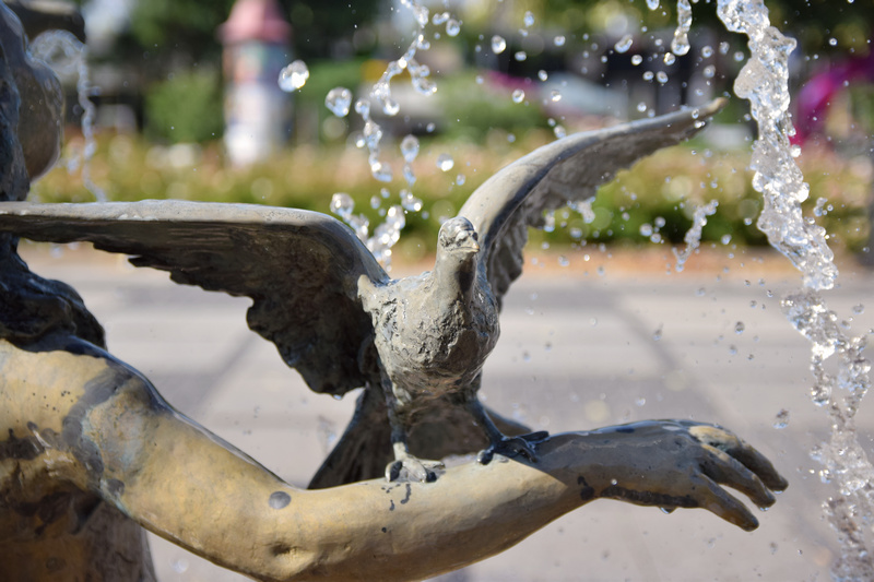  Rzeźba dziewczynki z gołębiem na ręce w Częstochowie
