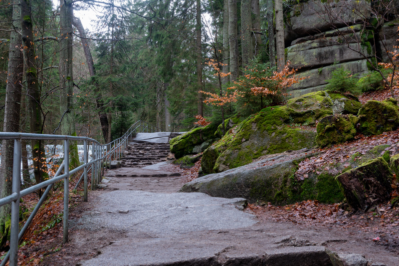 Ścieżka obok Wodospadu Szklarka