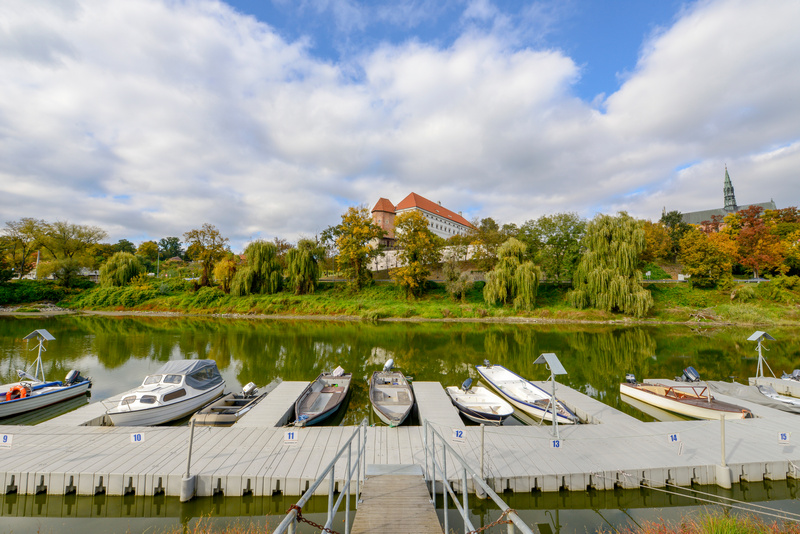Sprzęty wodne zacumowane w przystani w Sandomierzu
