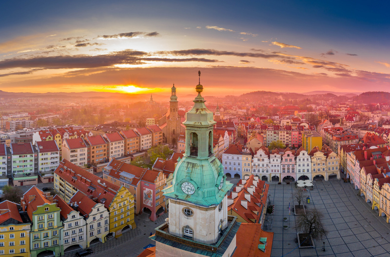 Widok z góry Jeleniej Góry o zachodzie słońca