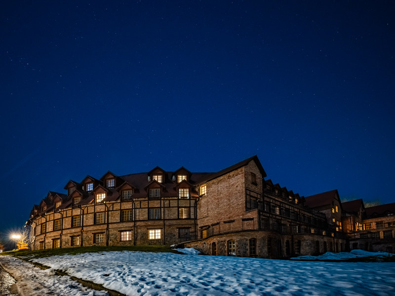 Jeden z budynków Doliny Charlotty nocą