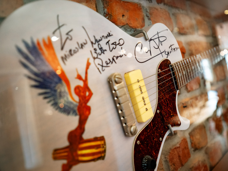 Gitara z autografem Carlosa Santany w Dolinie Charlotty