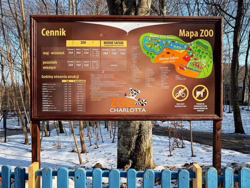 Tablica informacyjna o hotelowym zoo 