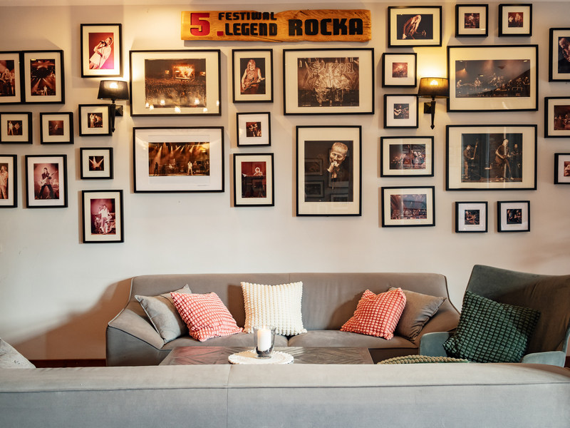 Ściana ze zdjęciami z Festiwalu Legend Rocka