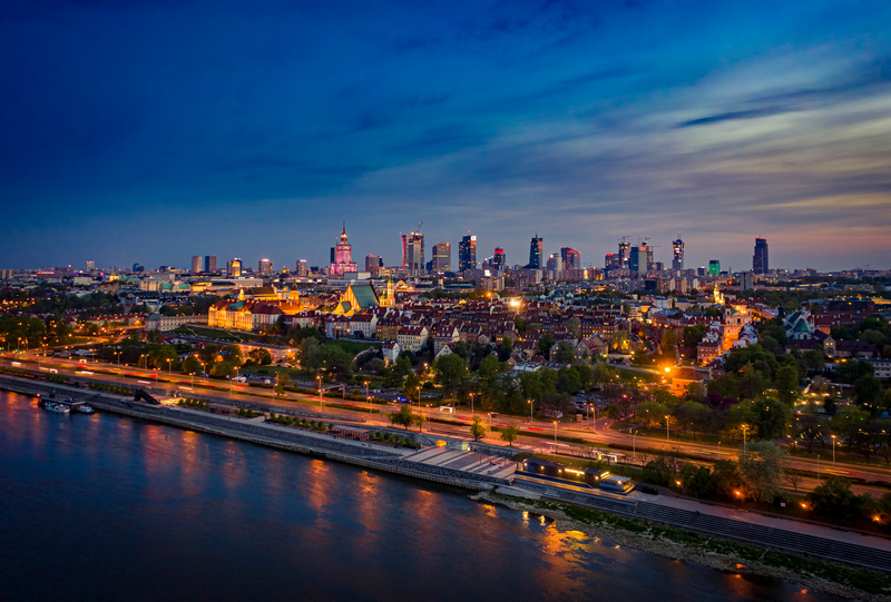 Bulwary Wiślane w Warszawie po zmroku