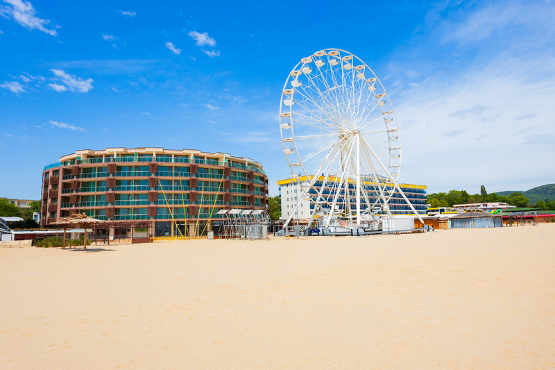Hotel i karuzela koło w Słonecznym Brzegu