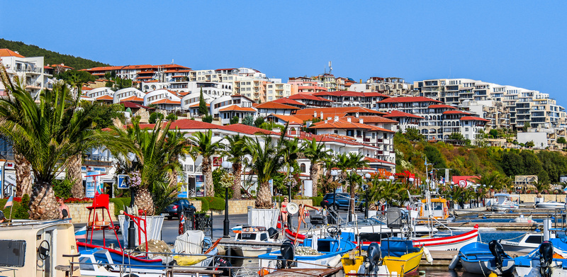 Kolorowe łódki w Świętym Własie