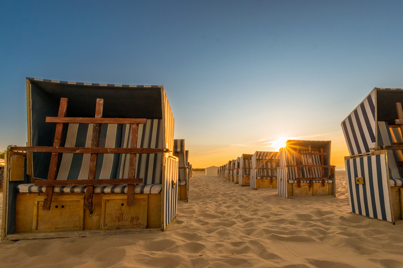 Kosze plażowe w blasku zachodzącego słońca
