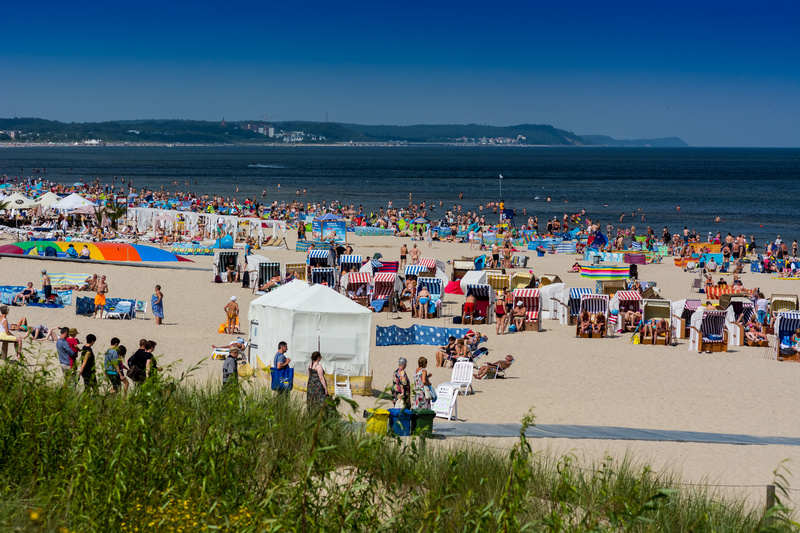  Ludzie plażujący na plaży w Świnoujściu