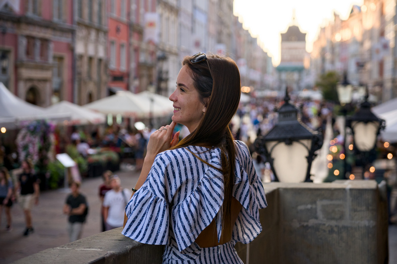 Młoda kobieta na tle starego miasta w Gdańsku