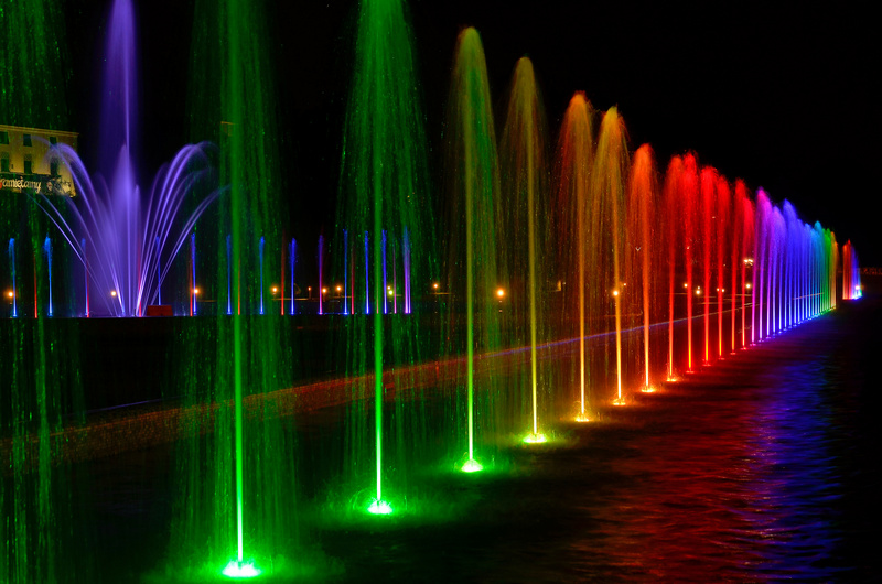 Multimedialny Park Fontann w Warszawie nocą