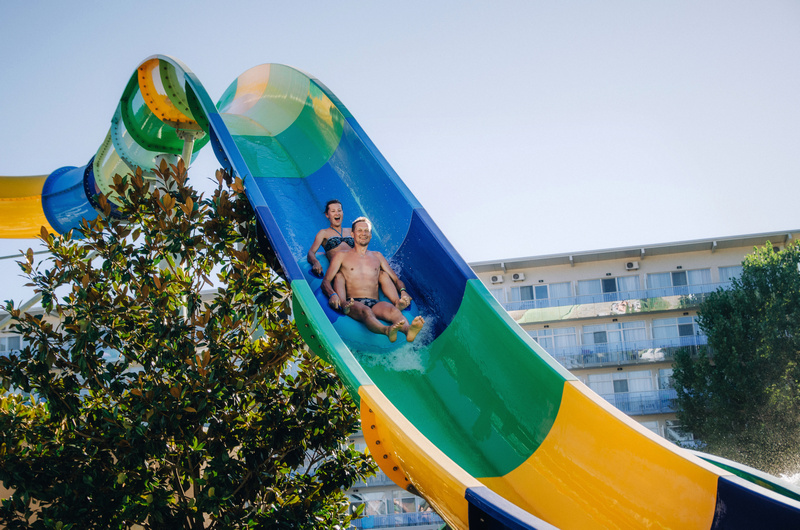 Para na zjeżdżalni wodnej