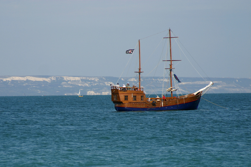 Piracki statek wycieczkowy na morzu