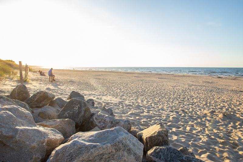 Spokojna plaża w Świnoujściu z perspektywy kamieni przy wydmach