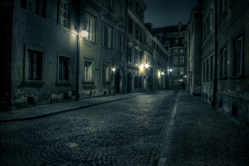 Uliczka Starego Miasta w Warszawie nocą
