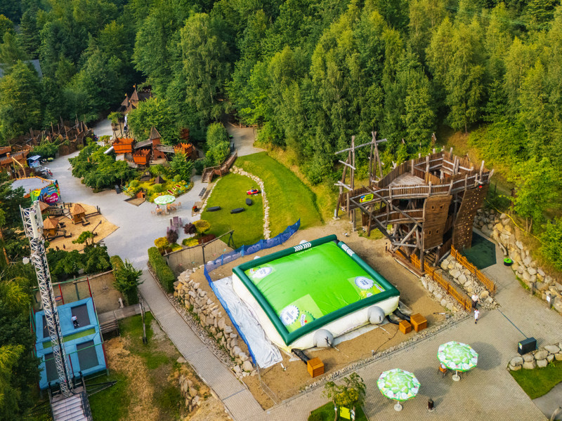 Magiczna Osada ze ścianką wspinaczkową i innymi atrakcjami dla dzieci w hotelu w górach