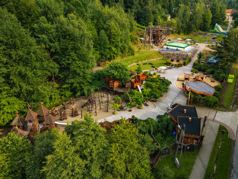 Zewnętrzny park rozrywki w hotelu dla dzieci w górach