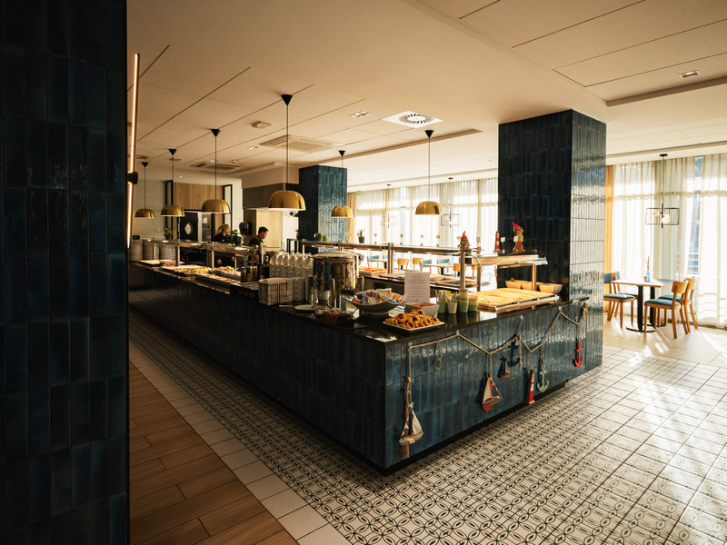 Wnętrza restauracji w hotelu nad morzem