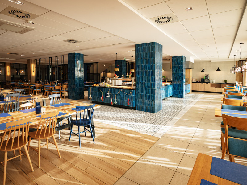 Wnętrza restauracji w hotelu w Dziwnówku