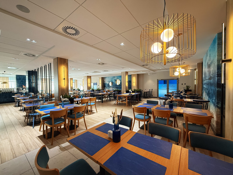 Wnętrza restauracji w hotelu nad morzem