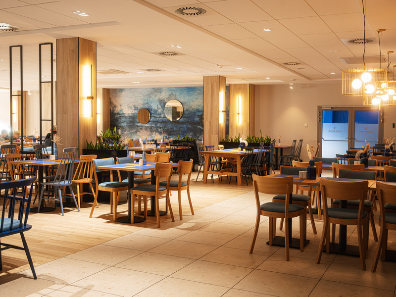 Wnętrza restauracji w hotelu w Dziwnówku