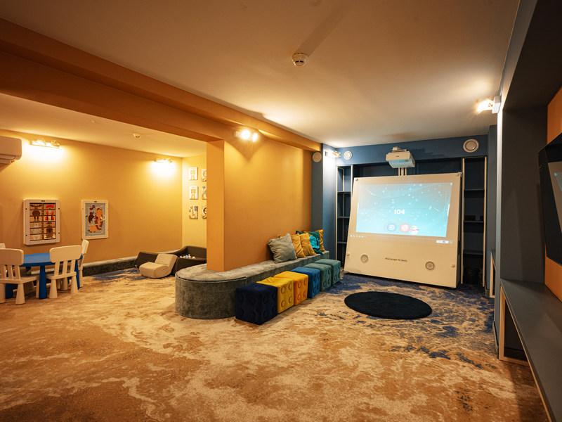 Sala zabaw dla dzieci z multimedialną tablicą w hotelu nad morzem