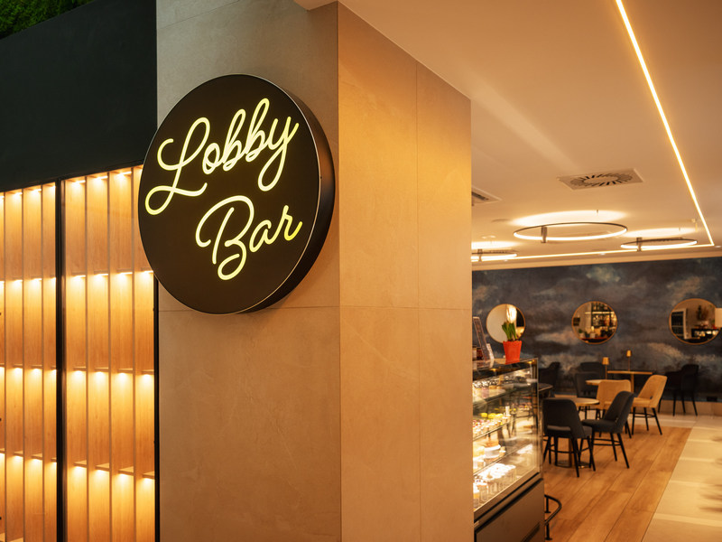 Lobby bar w hotelu nad morzem