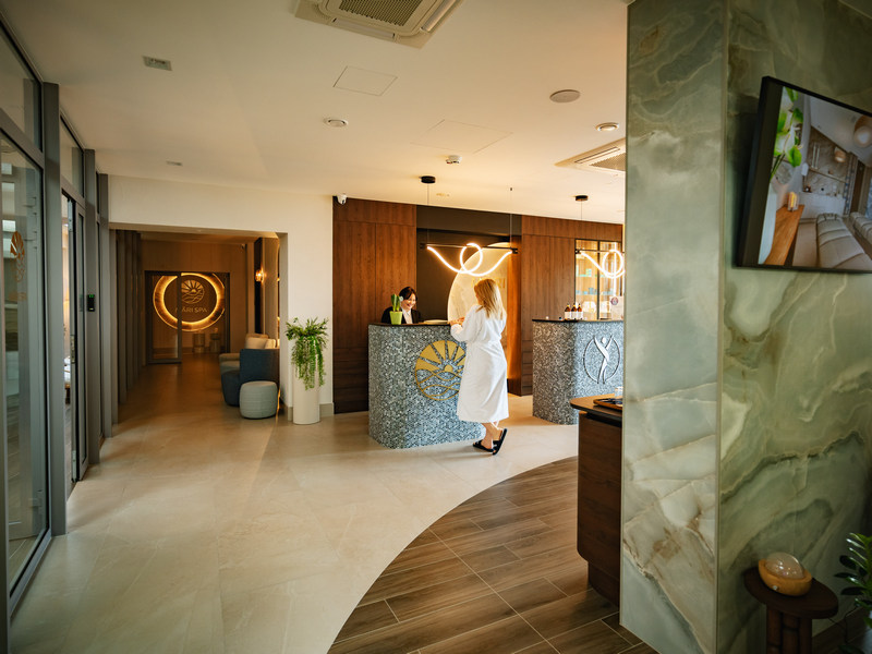 Kobieta w recepcji spa w hotelu nad morzem
