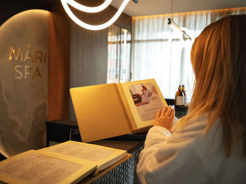 Kobieta przeglądająca ofertę hotelowego spa