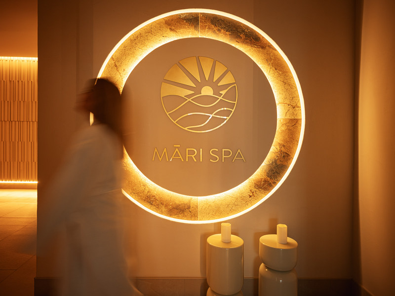 Kobieta we wnętrzu hotelowego spa  nad morzem