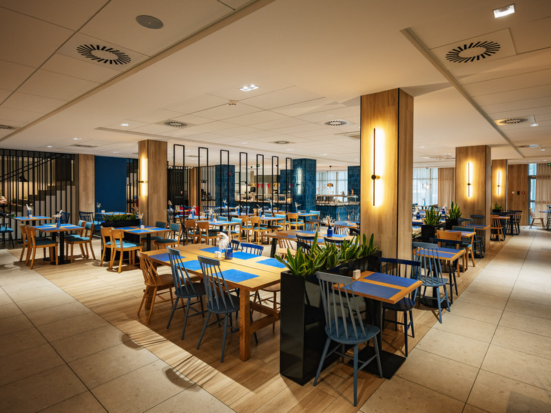 Wnętrza restauracji w hotelu nad morzem