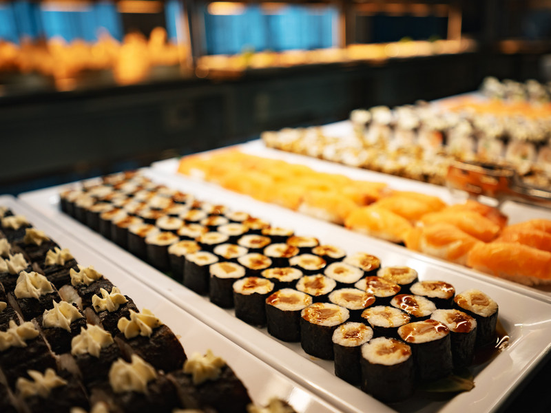 Sushi w restauracji w hotelu nad morzem