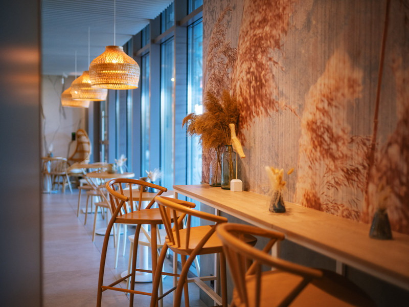 Wnętrza lobby baru w hotelu nad morzem