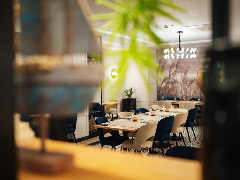 Wnętrza restauracji w hotelu nad morzem