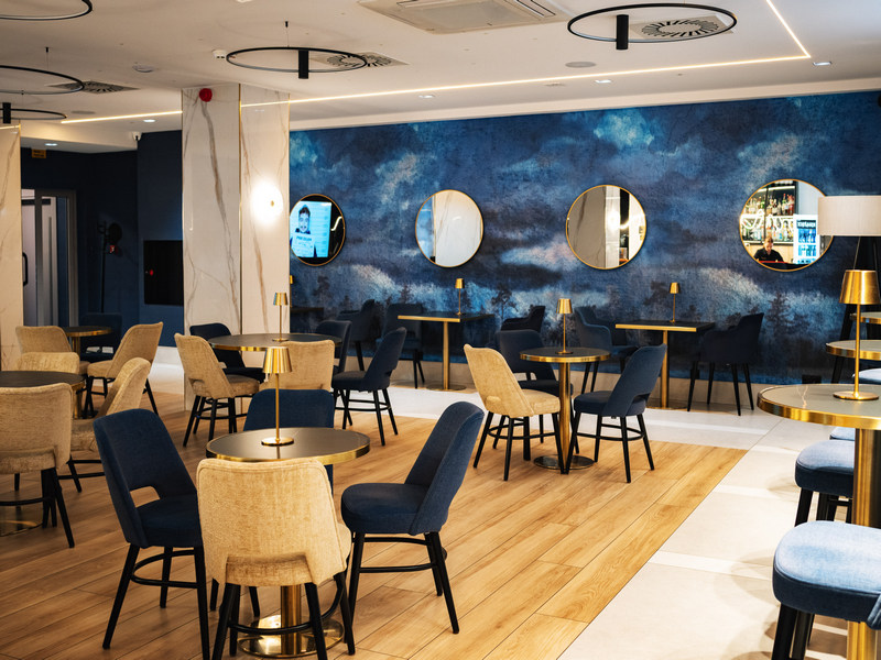 Wnętrza restauracji w hotelu nad morzem