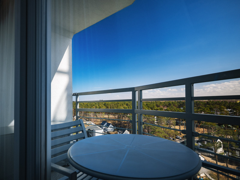Balkon z widokiem na las w hotelu nad morzem