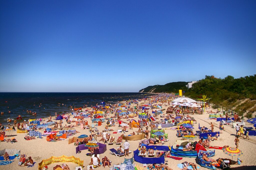 Plażowicze na plaży w Międzyzdrojach