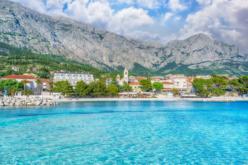 Baška Voda z perspektywy krystalicznej niebieskiej wody
