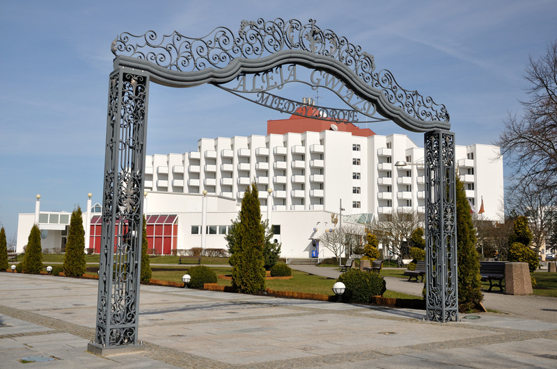 Brama nad Aleją Gwiazd na tle hotelu Amber Baltic w Międzyzdrojach