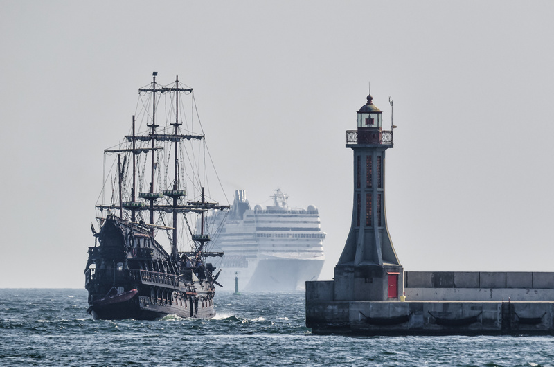 Dwa statki wpływające do Portu Gdynia obok latarni morskiej
