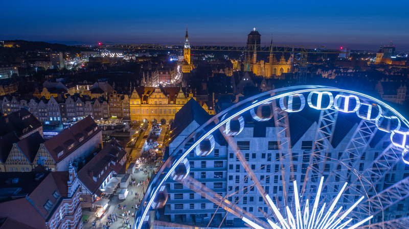 Gdańsk nocą z perspektywy diabelskiego młyna