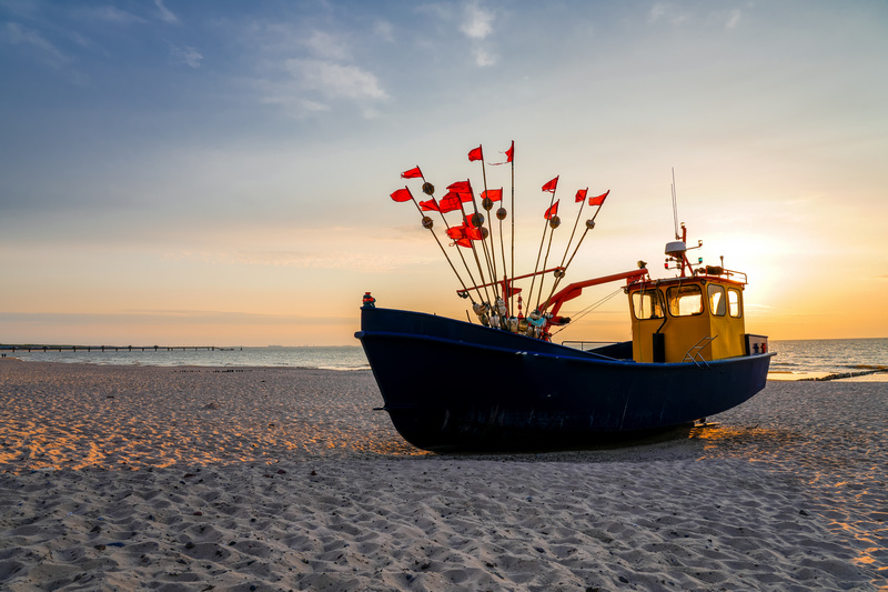 Kuter rybacki na plaży w Międzyzdrojach