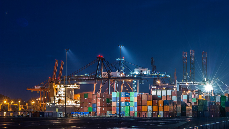 Ładowanie kontenerów w Porcie Gdynia nocą