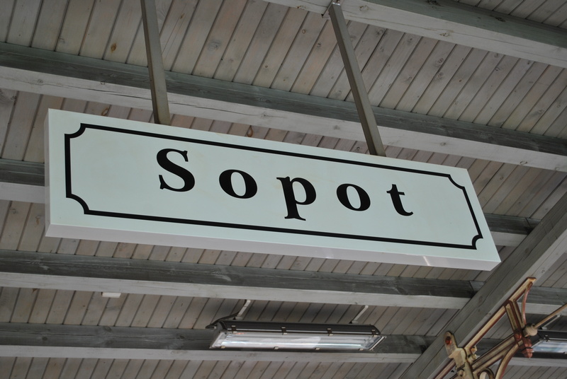 Napis Sopot na tabliczce na dworcu