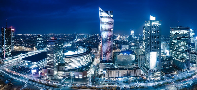 Nocna panorama wieżowców Warszawy