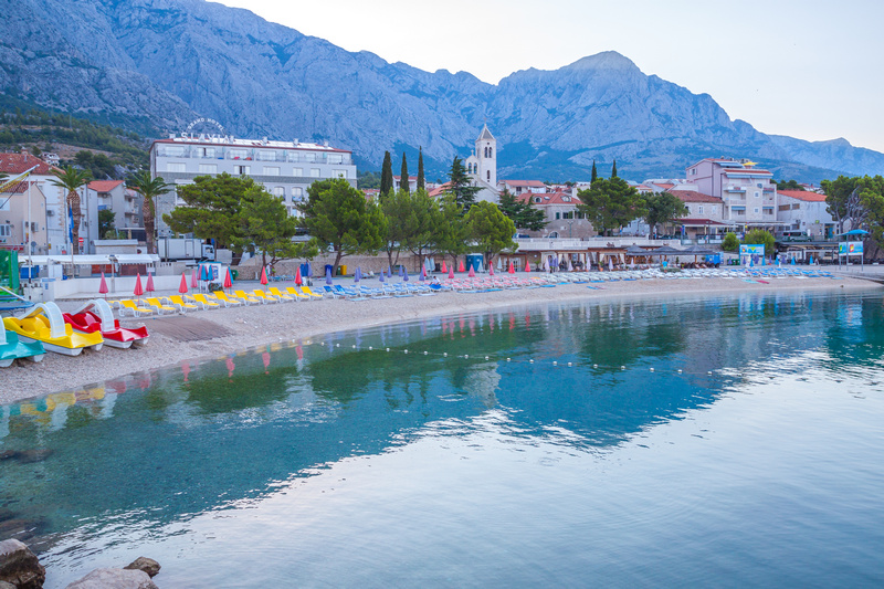 Plaża z atrakcjami wodnymi w Baškiej Vodzie