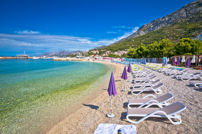Plaża z leżakami w miejscowości Baška Voda