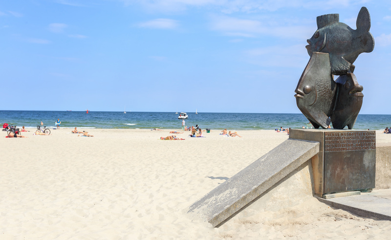 Pomnik "Gdyńskie Rybki" przy wejściu na plażę centralną w Gdyni