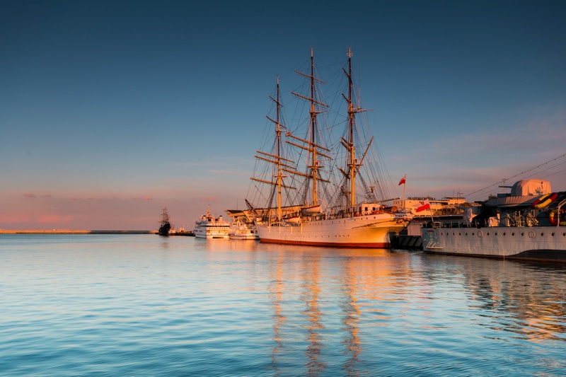 Port w Gdyni o zachodzie słońca